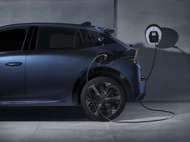 2024 Lancia Ypsilon - charging